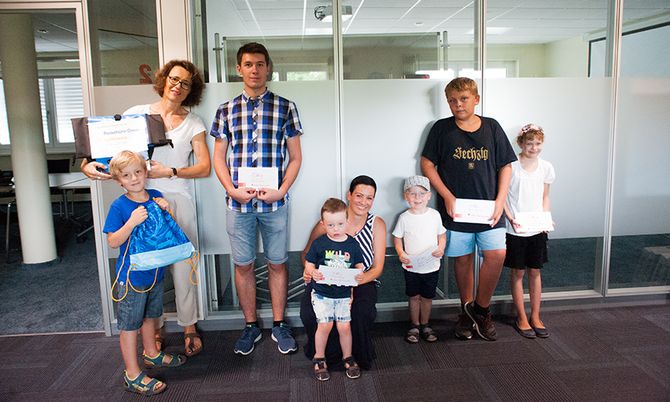 Kleine und große glückliche Gewinner trafen sich bei der DAHW zur Preisübergabe anlässlich des Ballonweitflugwettbewerbes.