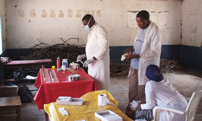 Laborarbeit unter einfachsten Bedingungen: Forschungsprojekt auf der Insel Ijinga in Tansania.