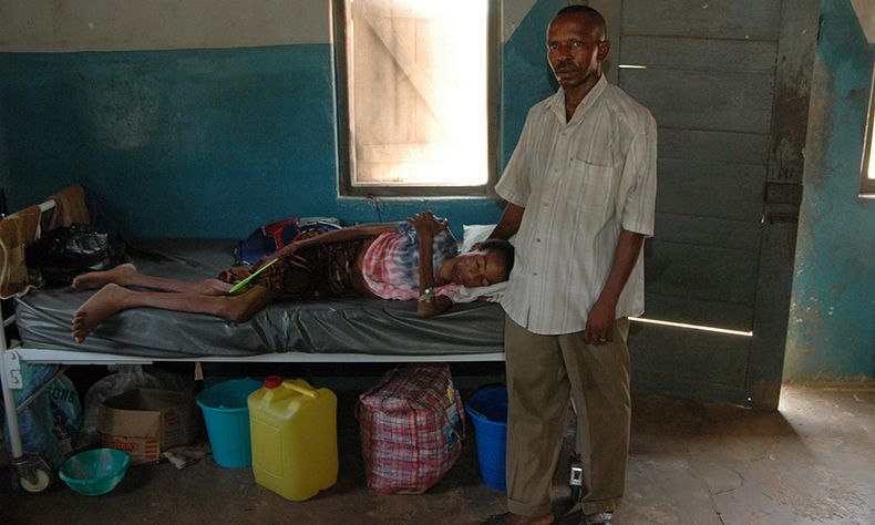 Seit seine Frau Patientin in Abakaliki ist, einem von der DAHW unterstützen
Krankenhaus, hat dieser Mann Hoffnung, dass sie wieder gesund wird.