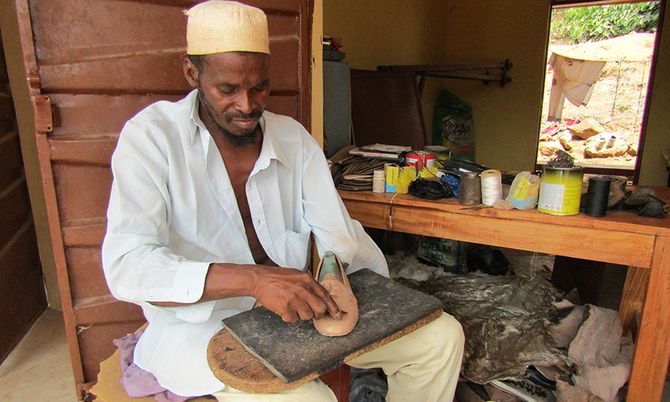 Ein Schuhmacher im kofinanzierten DAHWProjekt Kabala.