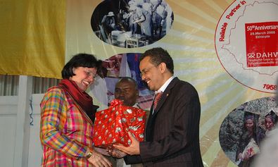 Dr. Tedros beim 50. Jubiläum in Bisidimo mit Ato Ahmed (mitte) und Gudrun Freifrau von Wiedersperg, beim Überreichen eines Geschenks. 