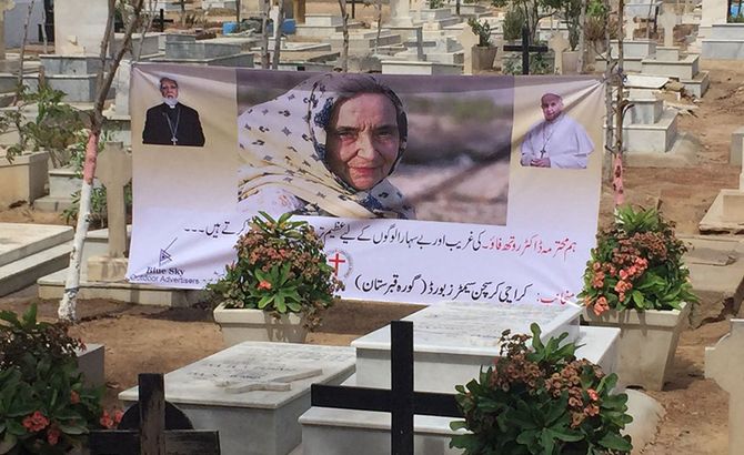 Der Friedhof ist mit Bannern geschmückt. Der Erzbischof verlaß die Abschiedsworte des Papstes für Ruth in der Kathedrale.