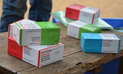 Die Tabletten werden von Gesundheitshelfen an die Betroffenen ausgegeben.