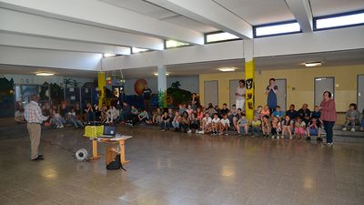 Vortrag in der Aula der Friedensreich-Hundertwasser-Schule. 