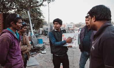 Ein Mitarbeiter der GLRA (German Leprosy and Relief Association) , wie die DAHW in Indien genannt wird, klärt Trucker über die Übertragungswege von Tuberkulose auf. 