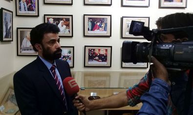 Mervyn Lobo im Gespräch mit einem lokalen Fernsehsender. Ruth Pfau wird immer noch in Pakistan verehrt.