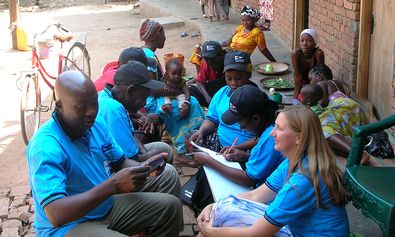 LPEP wird in sieben verschiedenen Ländern getestet. Hier ist Dr. Krista Kasang mit Kollegen in Tansania. 