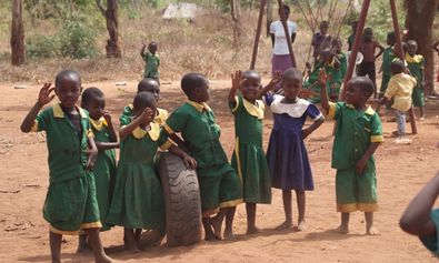Die Vorschulkinder in Nandanga freuen sich über ihren neuen Spielplatz 