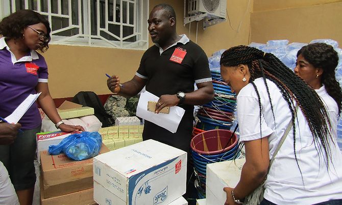 DAHW-Büroleiter Cyril Johnson koordiniert die Soforthilfe für 300 Haushalte in Freetown.