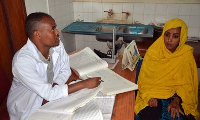 Herr Masresha Agize, Leiter der Gesundheitsstation im Gefängnis von Diredawa, mit der Patientin Frau Ekeram Hussen.