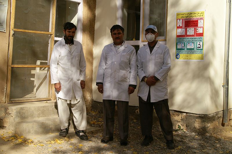 Das Klinikpersonal vor dem kleinen Krankenhaus im Zentralgebirge von Afghanistan.