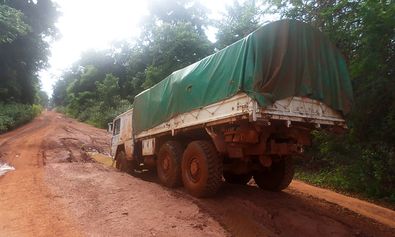 Schlechte Straßenverhältnisse zwischen Nzara und Riimenze erschweren die Nothilfe. 