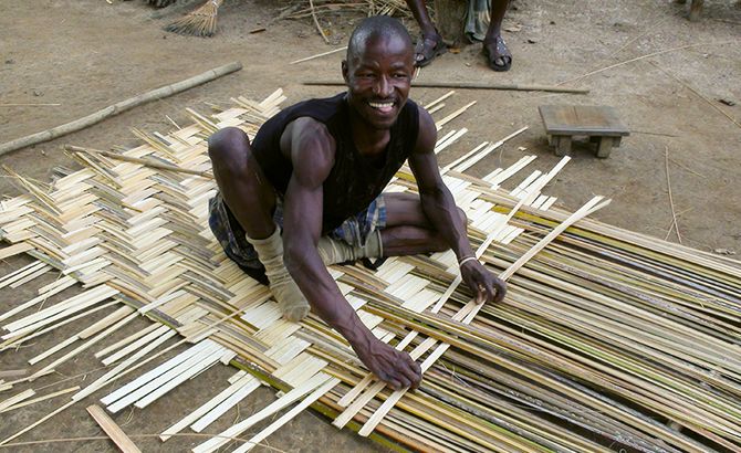Ehemalige Leprapatienten im liberianischen Ganta fertigen Matten an, die sie verkaufen, um ihren Lebensunterhalt zu sichern. 
