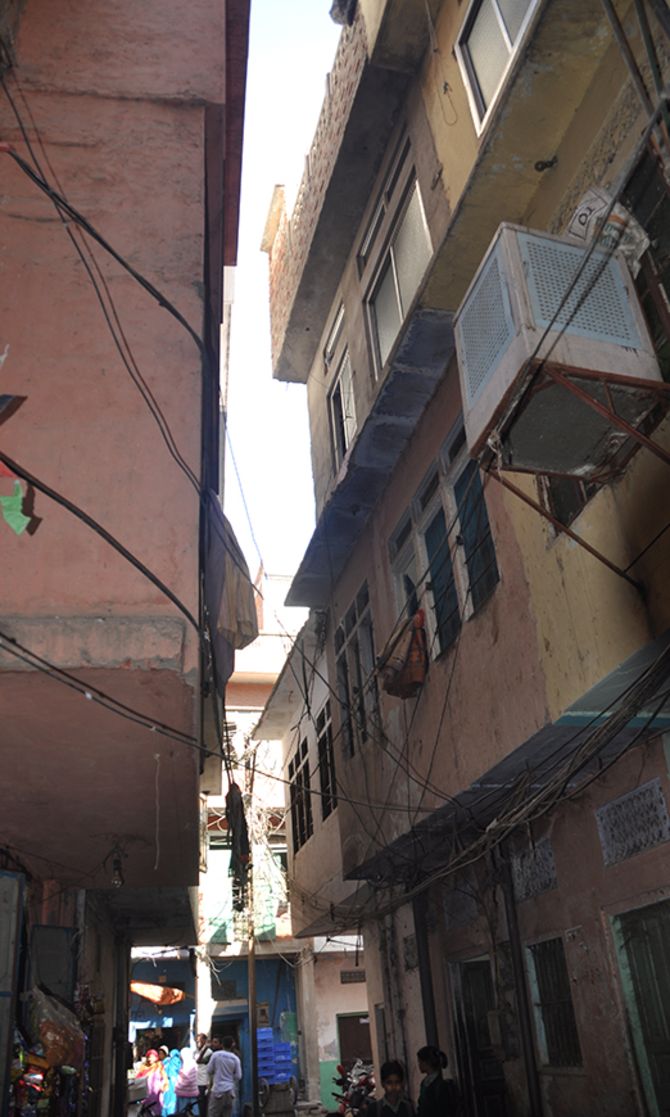 Dicht an dicht stehen die Häuser in den Slums von Jaipur 
