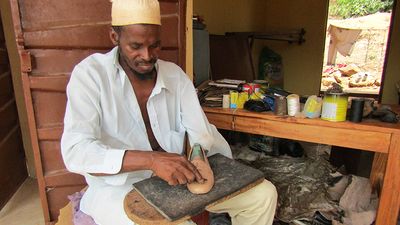 Ein Schuhmacher im kofinanzierten DAHWProjekt Kabala.