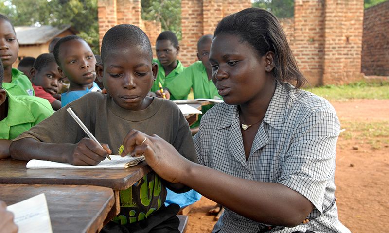 Durch Bildung können heranwachsende Generationen dem Teufelskreis aus Armut und Krankheit entkommen