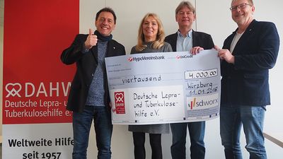 Bildunterschrift: 4.000 Euro für die DAHW. Es freuen sich von links: DAHW-Geschäftsführer Burkard Kömm, DAHW-Bildungsreferentin Maria Hisch, Wolfgang Schwab von SD Worx und DAHW-Bildungsreferent Michael Röhm.
