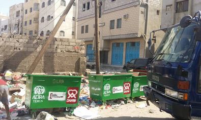 Container werden aufgestellt, damit der Müll nicht mehr auf der Straße liegt. Foto: DAHW-Jemen