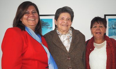DAHW-Sozialarbeiterin Martha Barbosa (links) mit Maria Eloisa Castro Rey und ihrer Freundin. 