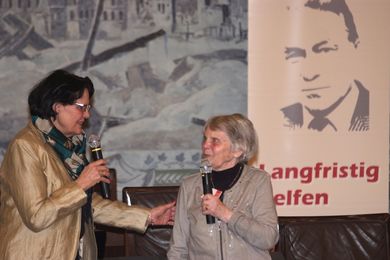 DAHW-Präsidenten Gudrun Freifrau von Wiedersperg im Gespräch mit Irene Kober, Mitbegründerin der DAHW. 