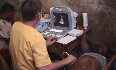 Mit Ultraschall kann man die Vergrößerung der Organe durch Schistosomiasis erkennen.