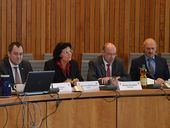 v.l.n.r. Jochen Schroeren, Freifrau v. Wiedersperg, Minister Schmeltzer, Ralf Sommer. Foto: Michael Röhm / DAHW 