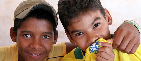 In den Projekten der DAHW erleben Kinder aus Brasiliens Armenvierteln Gemeinschaft.