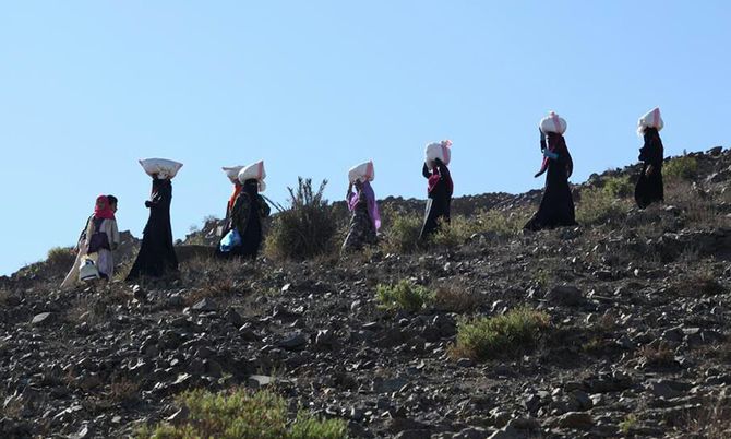 Frauen bringen Nahrungsmittel über einem Trampelpfad durch die Berge nach Taiz , Jemen. Taiz wird seit geraumer Zeit belagert. Hunger und Krieg sind im dem Land ein großes Problem.