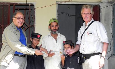Nach der Flut in Pakistan ein neues Haus für Bedürftige. Ernst Hisch bei der Schlüsselübergabe.