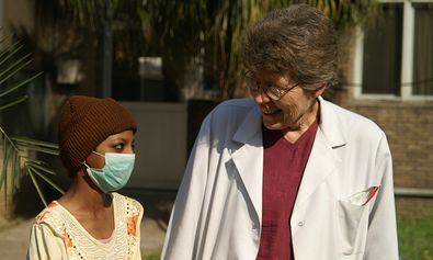 Dr. Chris mit einer jungen Patienten in Riwalpindi.
