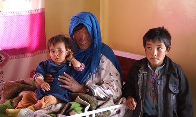 Mit ihren Spenden Helfen sie Frauen und Männern wie Zahra I. Ihr wurde Lepra diagnostiziert, in einem kleinen Gesundheitszentrum im  Zentralgebirge Afghanistans. 