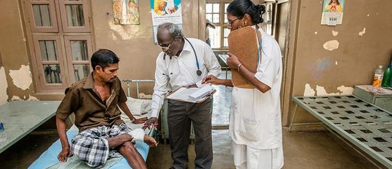 Indien, Tamil Nadu, Salem District. Leprosy Relief Rural Center Chettipatty. Leprosy department. Patienten werden untersucht. 