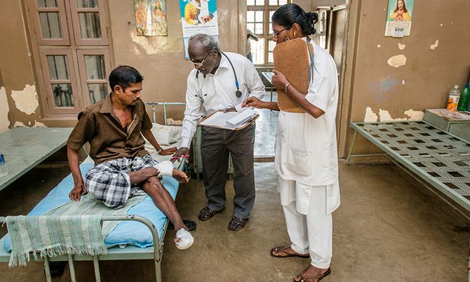 Indien, Tamil Nadu, Salem District. Leprosy Relief Rural Center Chettipatty. Leprosy department. Patienten werden untersucht. 