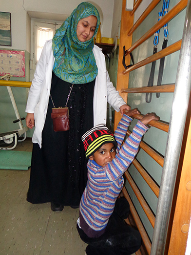Pakistan Radha bei der Krankengymnastik