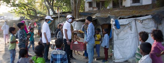 Verteilung von Lebensmitteln durch GLRA India in New Delhi